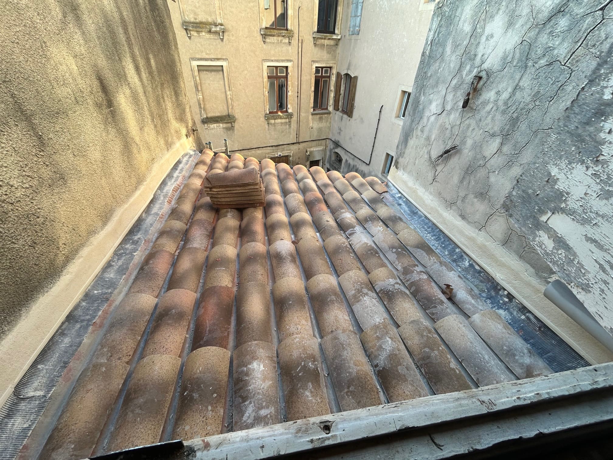 Toiture amiante reprise avec Plaque sous tuile et solins plomb - Miniature 2